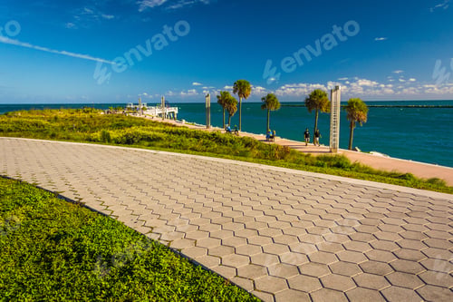 Preview: Walkway And View Of The Atlantic Ocean At South Pointe Park In Miami Beach, Florida.