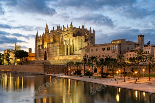 Preview: Evening view of the gothic Le Seu cathedral on Palma, Majorca