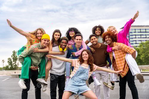 Visualização: Feliz grupo multiétnico brincalhão de jovens amigos se unindo ao ar livre