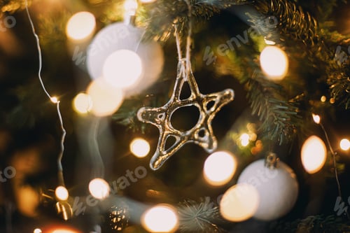 Preview: Modern glass christmas ornaments, white baubles and golden christmas lights bokeh close up