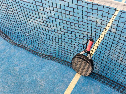 Preview: paddle sport on the paddle court, ball, rackets