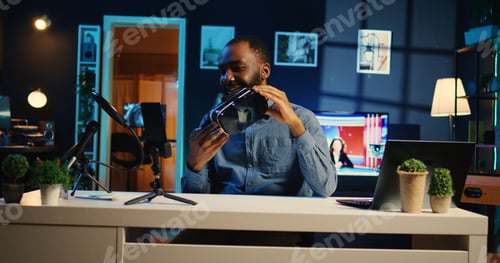 Preview: Influencer presents sponsored VR goggles