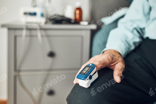Preview: Senior man measuring the degree of oxygen saturation of the blood and heart rate using oximeter