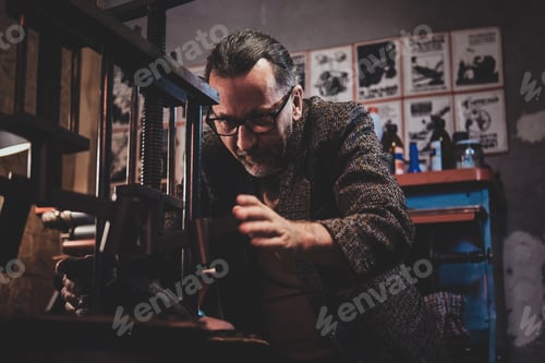 Preview: Bootmaker at work - he got a new progect