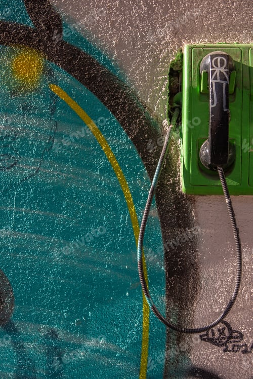 Visualização: Telefone verde antigo em uma parede de graffiti