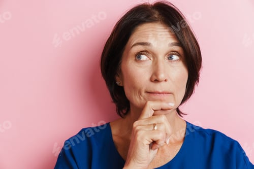 Vista previa: Mature brunette woman frowning and looking aside