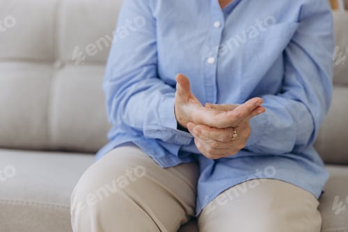 Preview: Elderly woman suffering from pain in hand, close up