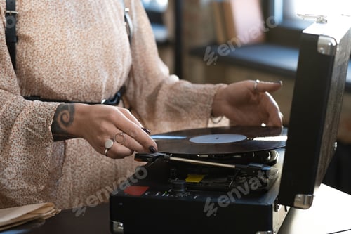 Preview: Woman listening the old record