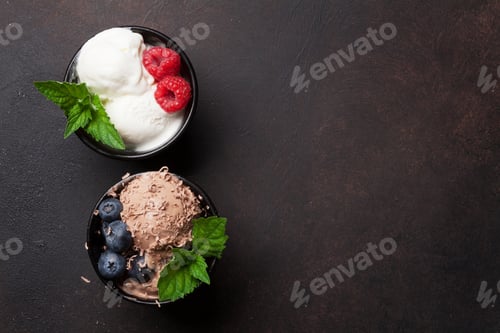 Preview: Ice cream with berries