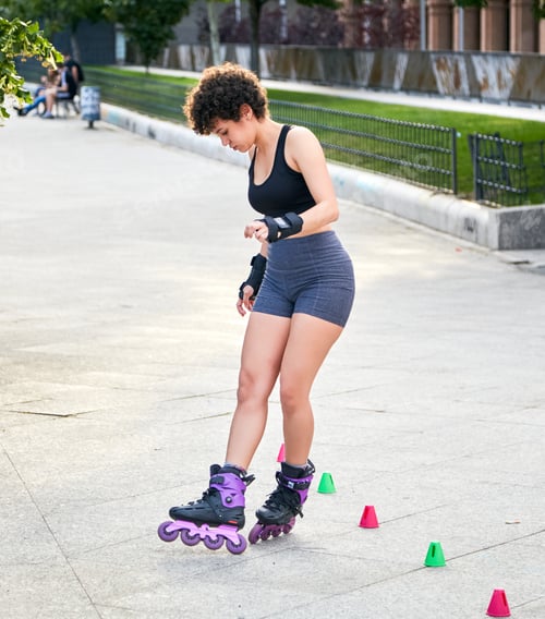 Preview: Latin girl skating on inline skates