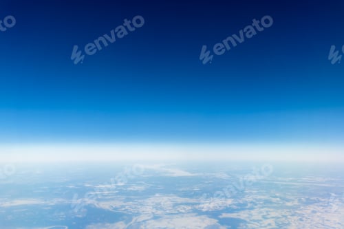 Vista previa: Hermosa vista desde la portilla del avión. Cielo azul, nubes, tierra.