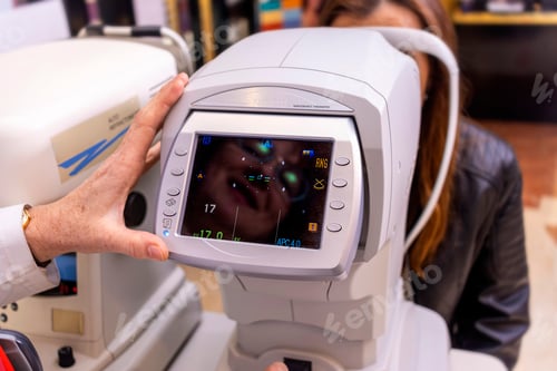 Preview: Pupillary measuring machine in an optician's shop