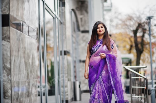 Aperçu: Indian hindu girl at traditional violet saree
