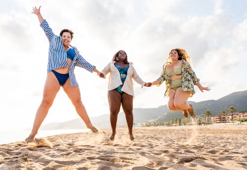Preview: Group of plus size women with swimwear at the beach