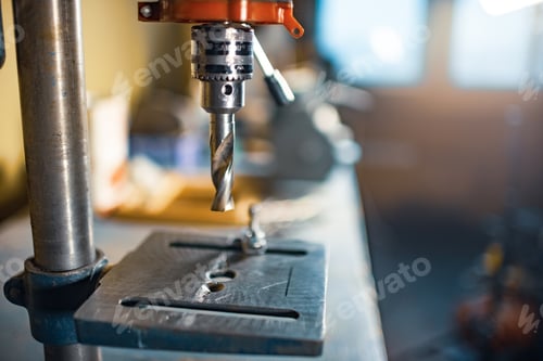 Aperçu: Drilling machine at the workplace in workshop