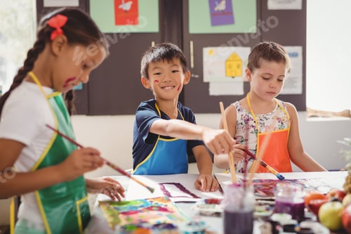 Vista previa: Schoolkids practicing drawing