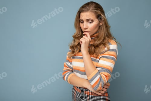 Vista previa: Photo portrait of young attractive beautiful sad upset sorrowful thoughtful blonde woman with