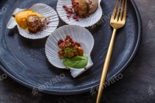 Preview: Grilled scallops shell with puree, close view, restaurant dish