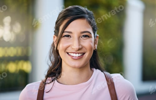 Visualização: Mulher, viagem e retrato de um jovem japonês com um sorriso e fundo desfocado. Backppa
