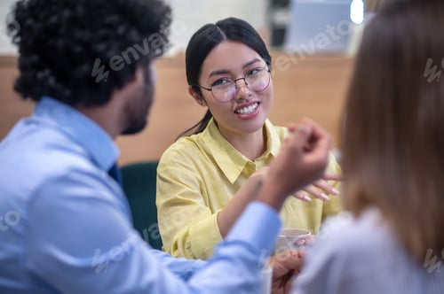 Preview: Young people sitting in the canteen and discussing something