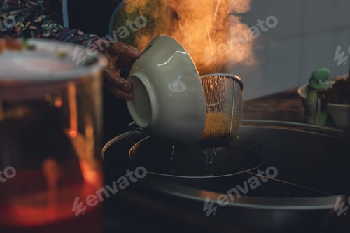 Preview: A noodle vendor is cooking with skill.