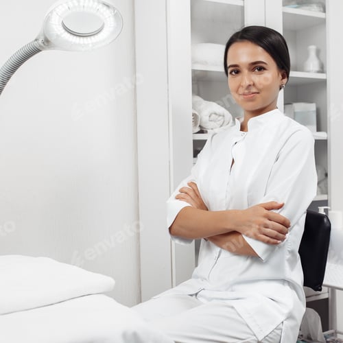 Preview: Portrait of a young female professional cosmetologist in cosmetology cabinet.