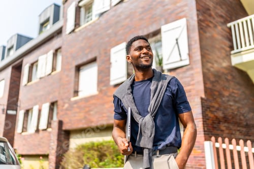 Aperçu: Proud african young businessman with casual clothes in the street