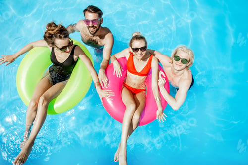 Preview: Friends in the swimming pool