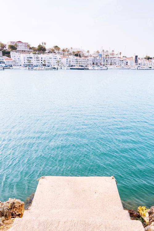 Preview: A pier with steps jutting out into the sea with azure water, which offers a stunning view