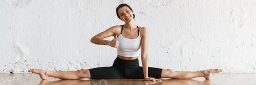Preview: Smiling young brunette white woman on sportswear