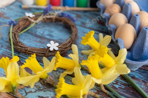 Vista previa: Spring flat lay with easter eggs painting and flowers