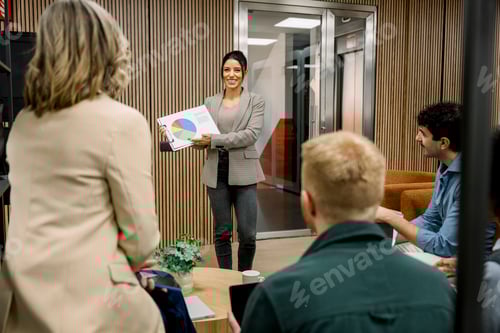 Visualização: Empresária apresentando gráfico circular durante reunião de escritório