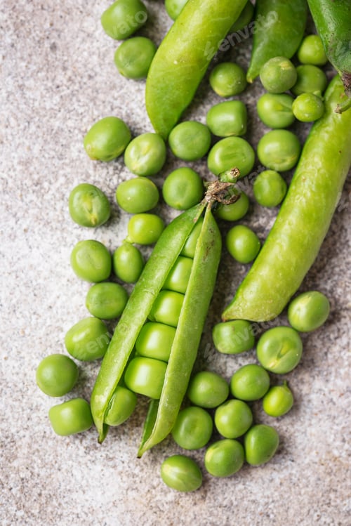 Preview: Fresh green peas and pods