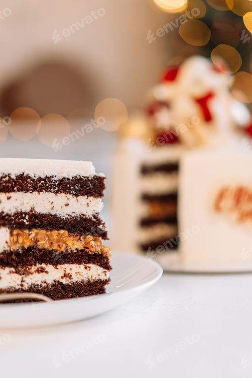 Preview: White Christmas cake with caramel bunny and balls in front of the lights from the garlands