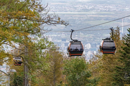 Preview: Autumn view of Zagreb cable car with view of the city in the background