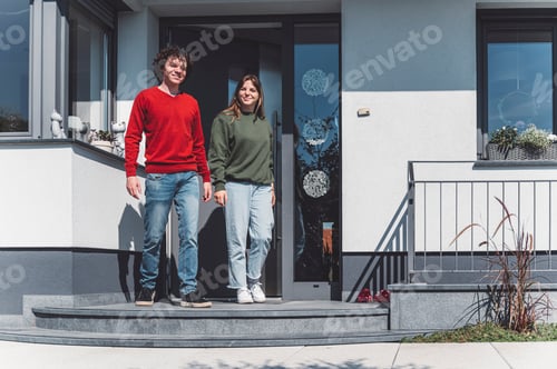 Aperçu: Couple leaving their new apartment, going on a walk.