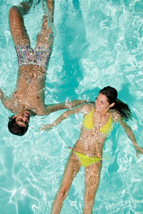 Preview: Young couple in swimming pool