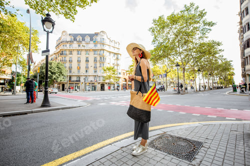 Preview: Woman traveling in Barcelona