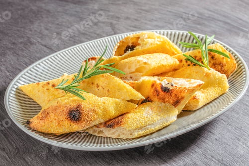 Preview: Crispy focaccia bread pieces sprinkled with cornmeal and garnished