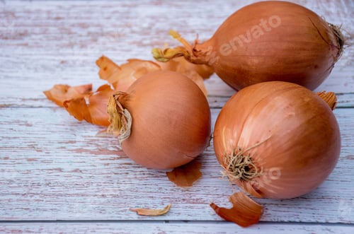 Preview: Brown onions on a wooden table background. Cooking ingredients. Harvest