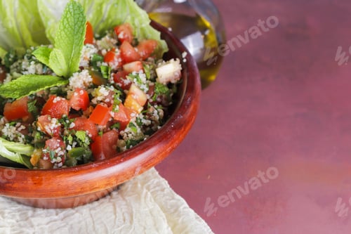Preview: Selective focus shot of a plate of vegetable salad with tomatoes and lettuce