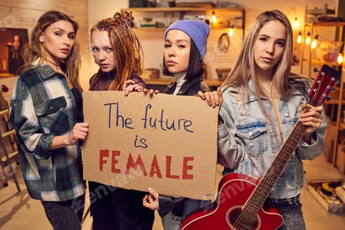 Preview: Music group in the studio