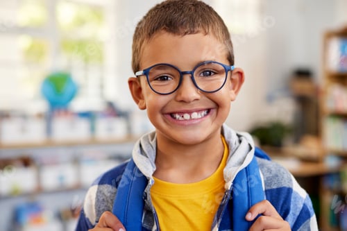 Preview: Portrait of happy school boy smiling while wearing eyeglasses