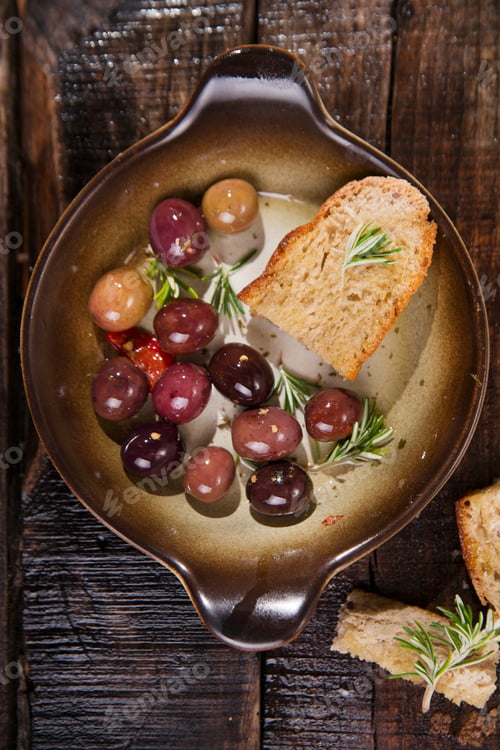 Preview: Bread and olives