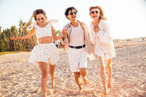 Preview: Man and two women at the beach