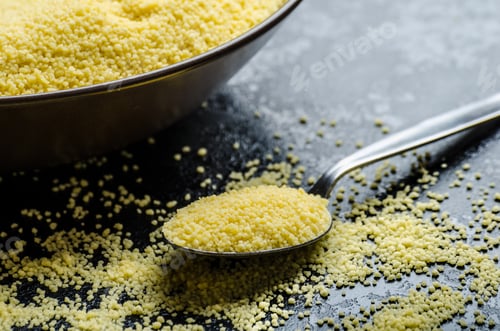 Preview: Couscous raw on table