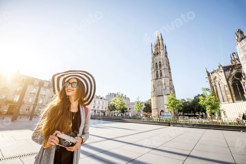 Preview: Woman traveling in Bordeaux city