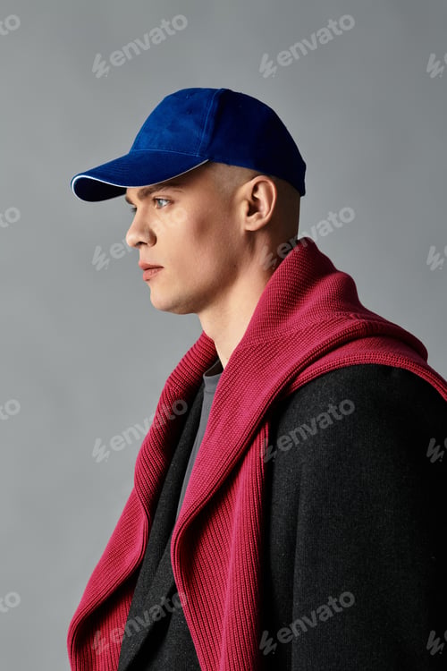 Preview: A handsome young man showcases his fashion sense while posing calmly, dressed in trendy layers.