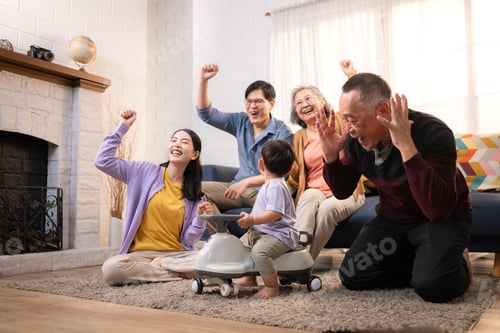 Visualização: Família asiática multigeracional feliz desfrutando de bons momentos juntos em casa