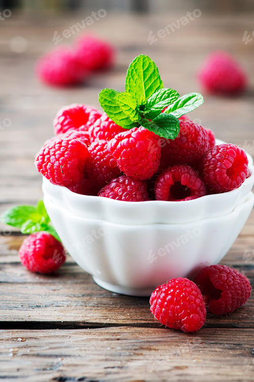 Preview: Sweet fresh raspberry and mint on the wooden table